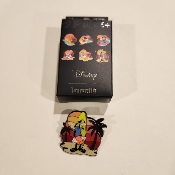 Loungefly Disney Mickey Mouse & Friends Goofy Sunset Beach Blind Box Pin Opened - Picture 4 of 11